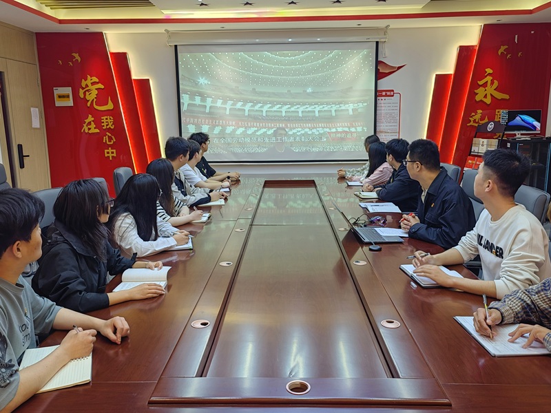 工学院学生第四党支部开展“弘扬工匠精神，致敬劳动模范”主题党课学习