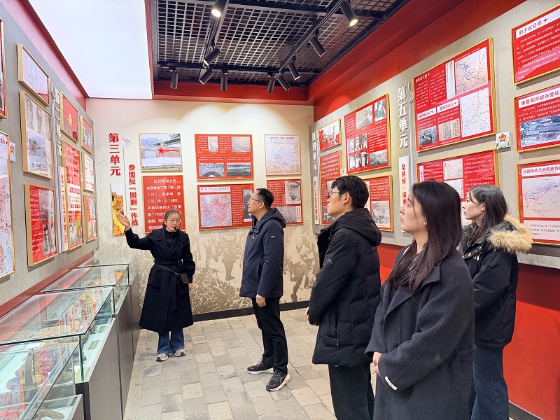 赴何家冲参观学习.jpg 赴何家冲参观学习.jpg