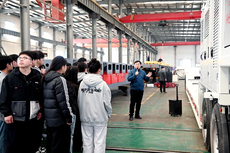 实地参观.jpg 实地参观.jpg