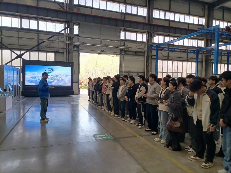 师生实地参观.jpg 师生实地参观.jpg